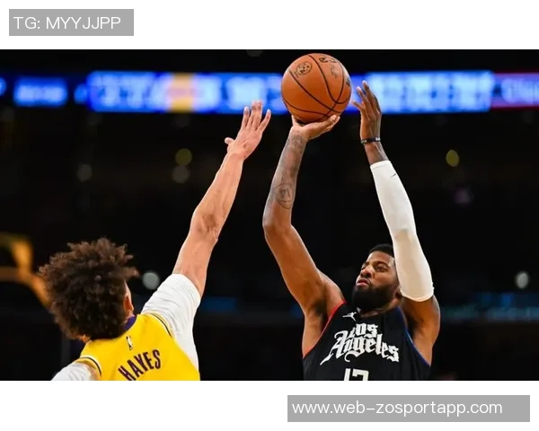 乔治状态回暖半场表现出色12分钟内高效拿下11分2助攻 乔治状态回暖半场表现出色12分钟内高效拿下11分2助攻