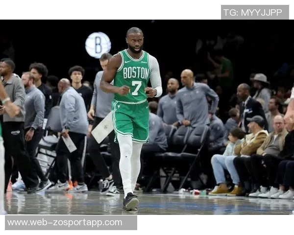 杰伦布朗表现平平18投9中贡献26分8篮板4助攻2抢断罚球命中率尚可