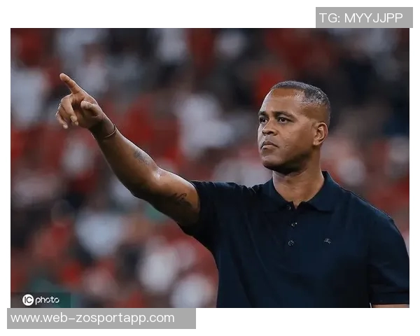 印尼主帅克鲁伊维特赛后情绪失控怒砸椅子眼眶泛红引发关注 印尼主帅克鲁伊维特赛后情绪失控怒砸椅子眼眶泛红引发关注