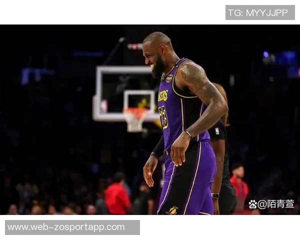 湖人训练场景曝光斯玛特紧逼八村里夫斯全力防守展现团队默契 湖人训练场景曝光斯玛特紧逼八村里夫斯全力防守展现团队默契