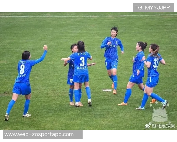 武汉车谷江大女足赛后自豪展示国旗合影庆祝中国骄傲时刻